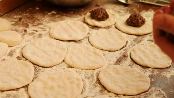 Preparando pasteles con carne. Harina, masa y carne — Vídeos de Stock