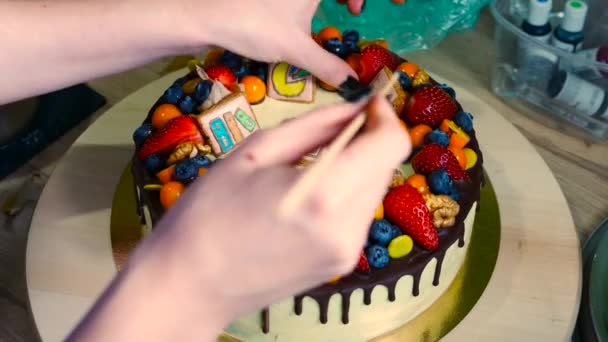 Hacer un pastel de cumpleaños — Vídeos de Stock