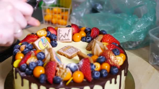 Hacer un pastel de cumpleaños — Vídeos de Stock