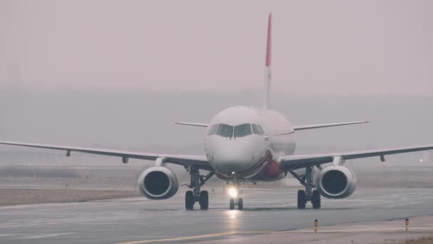 Red Wings flygplan vänder från landningsbanan på flygplatsen. — Stockvideo