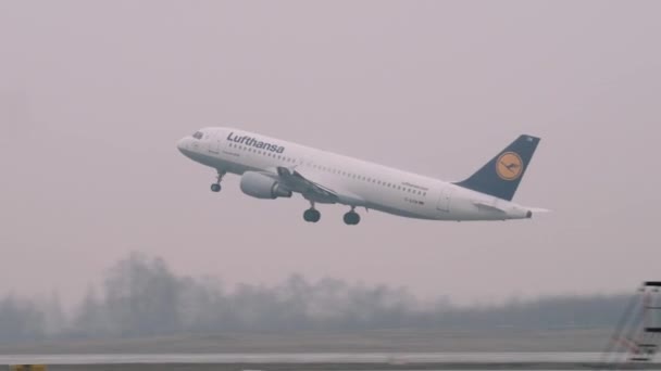 Moscú - 2016-04-01: a320-200 Airbus Commercial Passenger Airliner Primer plano Disparo de despegue en la niebla, 4k uhd 2160p — Vídeos de Stock