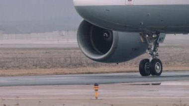 Tekerlekler ve türbinleri bir airbus a319-100 havaalanında bir pistte hareket. Yakın görünümü, sis hava, 4 k Uhd 2160 p.