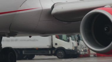 Havaalanında bir pistte hareket türbinleri bir a320. Yakın görünümü, sis hava, 4 k Uhd 2160 p.