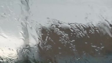 Yağmur yağmur sırasında 4k araba ön cam splatters Uhd