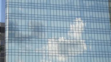 modern ofis binası içinde yansıma cloud, 4 k Uhd 2160 p, pan