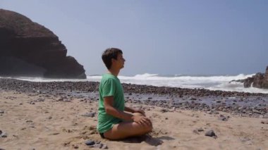 O eller sırası ile meditasyon yapıyor gökyüzü kadar.