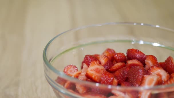 Interférer avec la crème cuillère avec des fraises, slider dolly shot, 2160p 4k uhd — Video