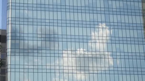 Облачное отражение в современном офисном здании, панорама, 4k UHD 2160p — стоковое видео