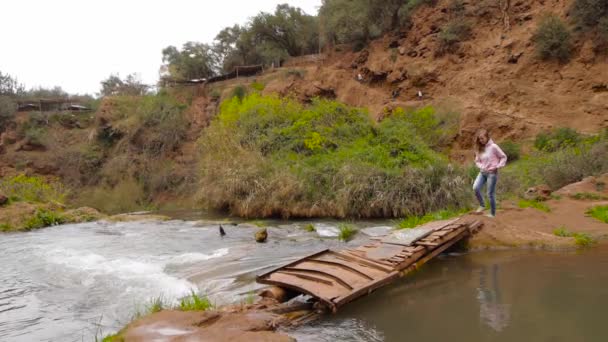 Girl cross bridge near Ouzoud Cachoeiras, Marrocos, África — Vídeo de Stock