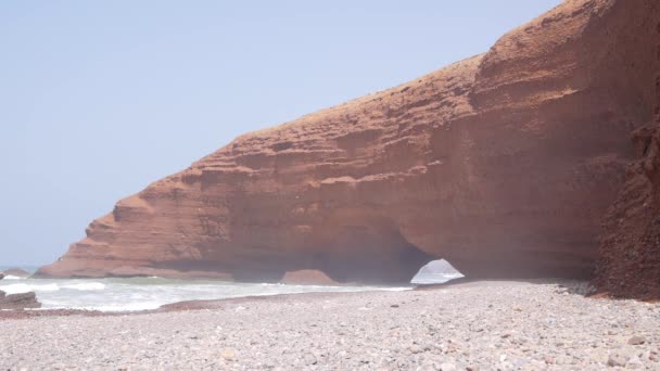 Increíble arco de la naturaleza en la playa de Legzira — Vídeo de stock