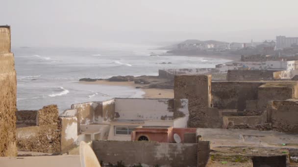 Na dachu widok na medynę z oceanu w tle w Essaouira, Maroko — Wideo stockowe