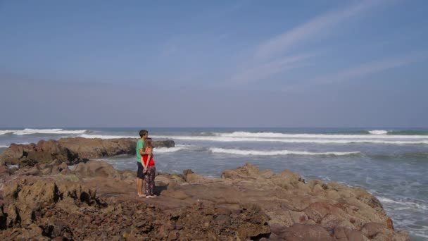 Casal jovem olhando para as ondas do mar — Vídeo de Stock