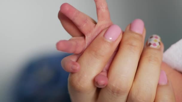 Padre sosteniendo a los recién nacidos de la mano. Mano a mano. Madre y su bebé recién nacido. Feliz madre y bebé juntos. Concepto de maternidad. La paternidad. Maternidad. Familia, 4k, velocidad normal — Vídeos de Stock