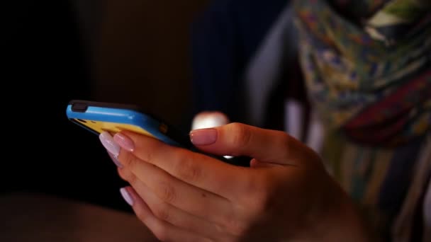 Молодая женщина, использующая смартфон в кафе, стационарный снимок — стоковое видео