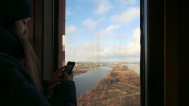 Turista tirar foto da vista da cidade em riga vista da torre de tv — Vídeo de Stock