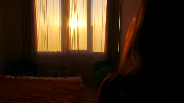 Steadicam shot of woman opening windows rideaux meeting sunrise, hotel — Video