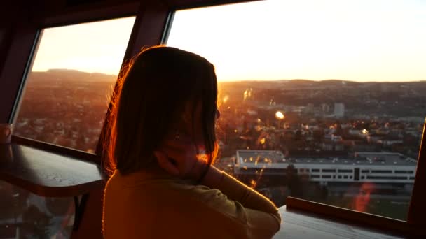 Mujer pensativa está mirando la puesta de sol — Vídeo de stock