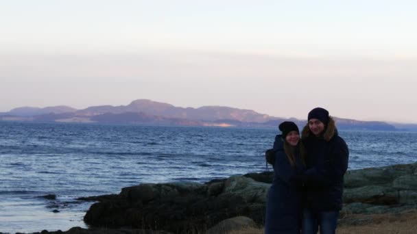 La pareja se divierten cerca de fiordo, trondheim, Noruega — Vídeo de stock