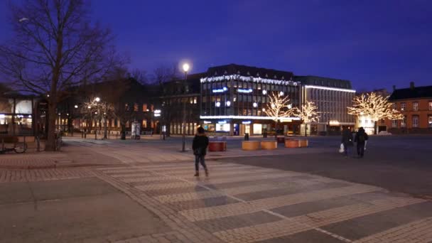 Sköt stadens gator, OpenAntiVirus Tryggvason Monument och "Torget", det centrala torget i Trondheim, Norge — Stockvideo