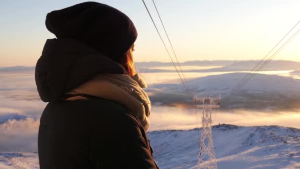 Mujer en las montañas mirando hermosas vistas, Are, Suecia — Vídeos de Stock