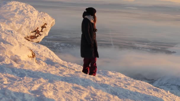 Frau, die auf dem Gipfel des schwedischen Berges spaziert und Fotos macht — Stockvideo
