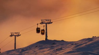 Güzel bir manzarası olan İsveç teleferik günbatımı renkleri güneş patlaması yaz eylem tatil seyahat turizm mutluluk tatil kavramı Uhd tarafından 4 k geçen