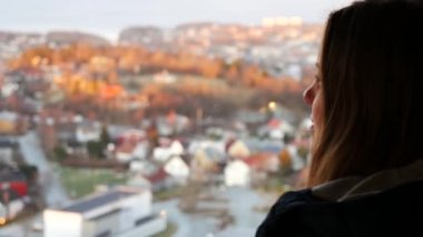 Old town adlı günbatımı zamanında arayan genç beyaz kadın portresi. Stockholm, İsveç