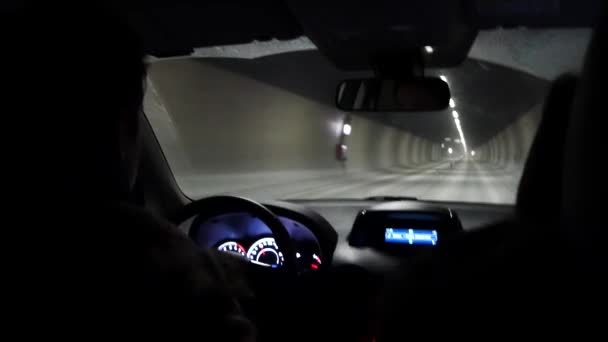 POV van auto rijden in de tunnel — Stockvideo