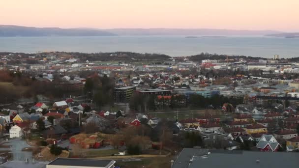 Vista aérea sobre o centro de Trondheim, Noruega, estabelecendo tiro 3 — Vídeo de Stock