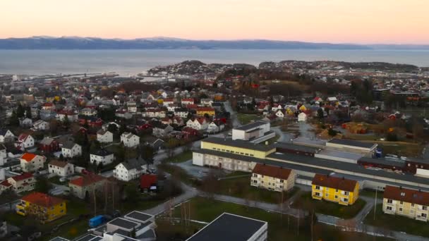 Letecký pohled nad střední Trondheim, Norsko, kterým záběr 4 — Stock video