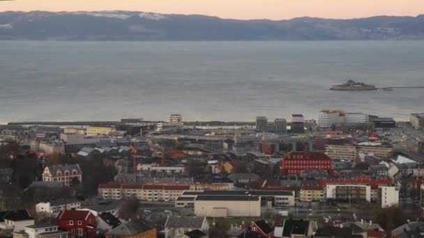 Vista aérea sobre o centro de Trondheim, Noruega, estabelecendo tiro 6 — Vídeo de Stock
