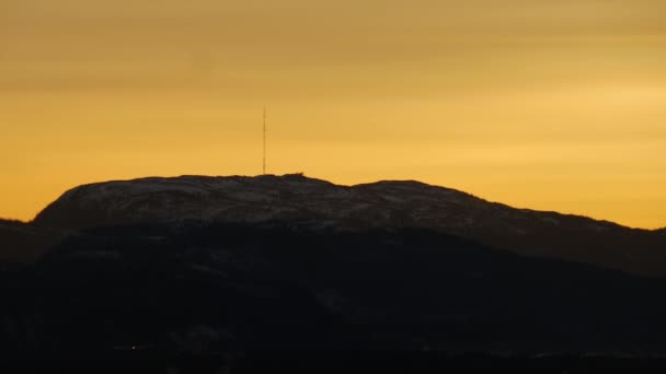 Luzes de pôr-do-sol hora mágica no norte das montanhas, Noruega — Vídeo de Stock