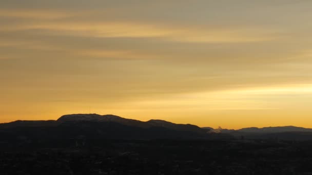 Luzes de pôr do sol em montanhas do norte, Noruega — Vídeo de Stock