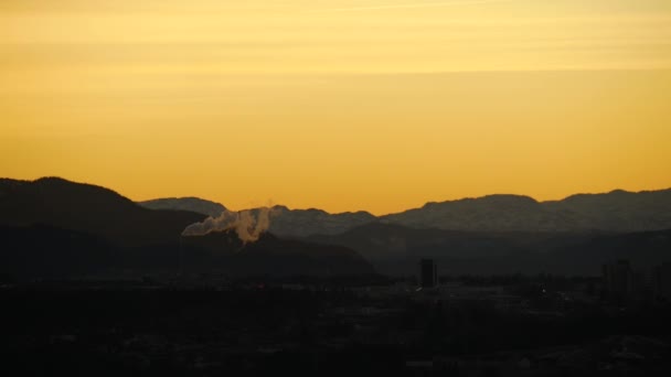 Luzes de pôr-do-sol de hora mágica nas montanhas do norte com cachimbos fumantes, Noruega — Vídeo de Stock