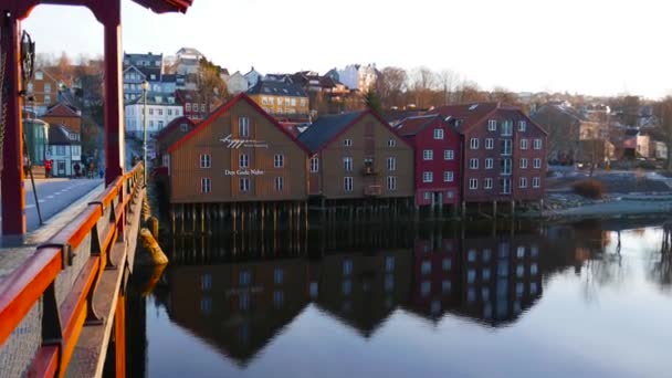 Huizen aan het water, trondheim, Noorwegen — Stockvideo