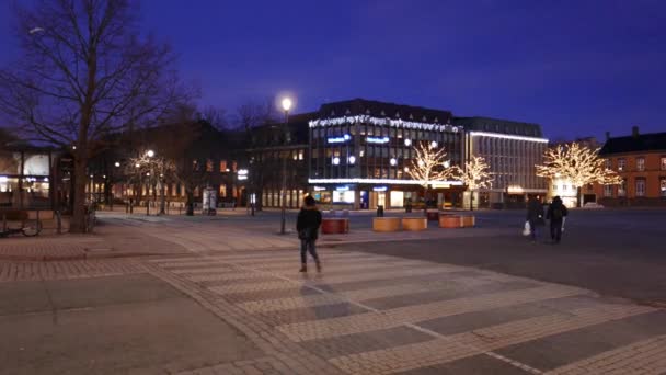 Calles de la ciudad, el Monumento Oav Tryggvason y "Torget", la plaza central en Trondheim, Noruega — Vídeos de Stock