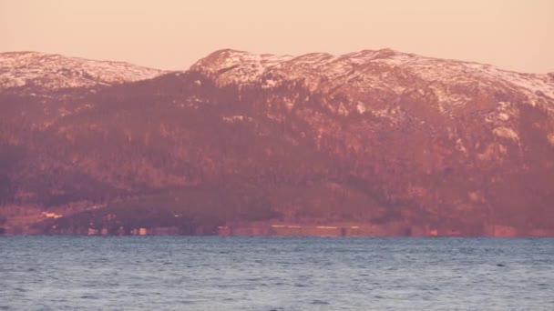 Άποψη από την θάλασσα σε ένα μακρύ βουνό κατά μήκος της ακτής. Φιόρδ Τρόντχαϊμ, Νορβηγία. Panning από αριστερά προς τα δεξιά. — Αρχείο Βίντεο