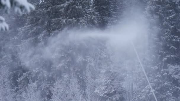 Cañón de nieve en un polvo de nieve. El snowmaking es la producción de nieve forzando el agua y el aire a presión a través de una "pistola de nieve" o "cañón de nieve", en pistas de esquí. . — Vídeo de stock