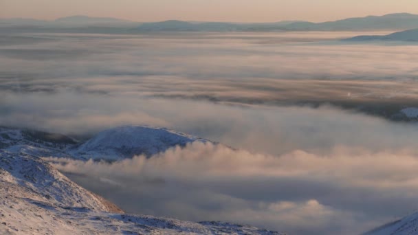 Valle del atardecer entre montañas cubiertas de nubes bajas. Países Bajos — Vídeos de Stock