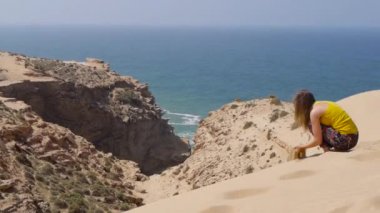 Kum elden, deniz arka plan düşen