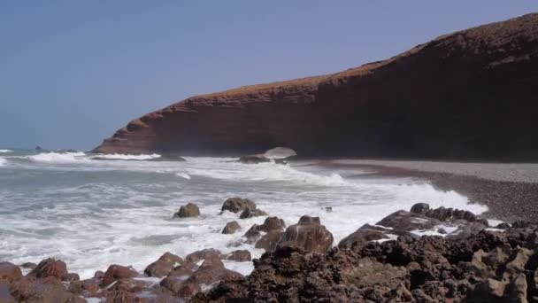 Olas marinas en la playa de Legzira, Marruecos, África — Vídeo de stock