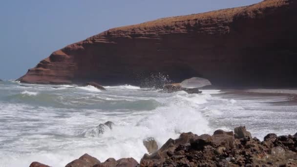 Wellen am Strand von Legzira — Stockvideo