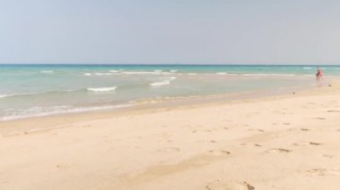 Genç bir çift boş deniz sahilinde kumsal boyunca yürüyüş. Vietnam tropikal tatil.