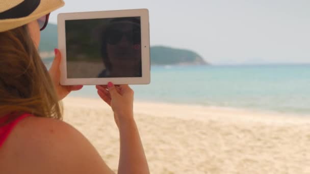 Vista previa de la mujer caaucasiana tomando una foto de un hermoso paisaje marino con una tableta digital — Vídeo de stock