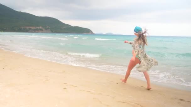 Junge schwangere Frau springt am Meeresufer entlang — Stockvideo