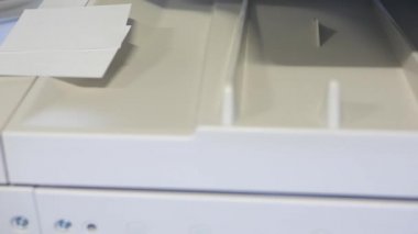 Yazıcı tarama, yazdırma veya gönderme görüntüleri taramak, 4 k Uhd 2160 p, dolly kaydırıcısını kullanarak iş adamı el vurdu