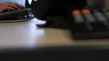 Dostum bir bilgisayar klavyesinde yazıp tuşuna basarak el ne zaman girmek Son'u, 4 k Uhd 2160p, dolly kaymak atış