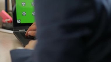 Adam görünümü dizüstü yeşil ekran ve ater Aramayı Başlat arama sayısı, 4 k Uhd 2160 p, dolly kaymak atış