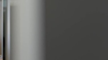 odak tablet kullanma ve içme kahve ofisi, 4 k Uhd 2160 p, dolly kaymak atış ile yürürken işadamı