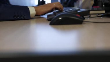 Adam el üstünde a bilgisayar klavye, 4 k Uhd 2160 p, tipik orta çekim dolly vurdu kaymak